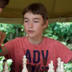 děti spolu hrají šachy